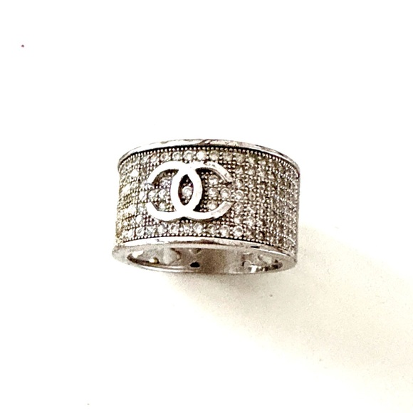 Jewelry - New Listing ! Silver Textured Ring with Crystals Size 6